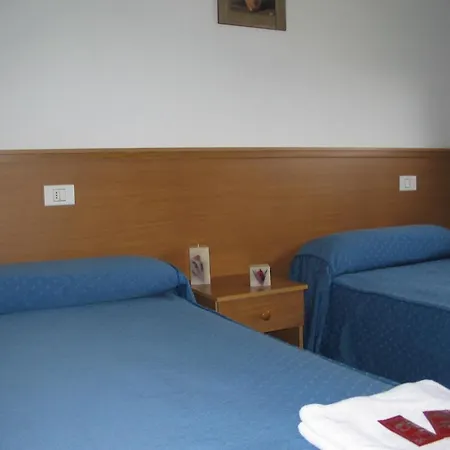 波尔托米诺旅馆 *